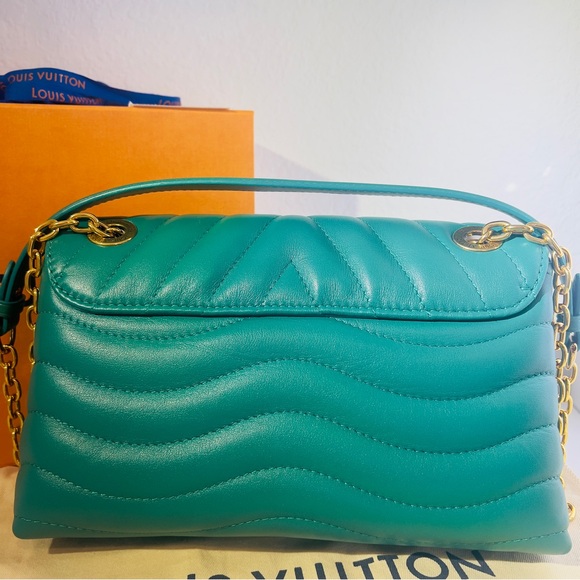 Louis Vuitton Green Leather Shoulder Bag with Gold Chain - Picture 3 of 14